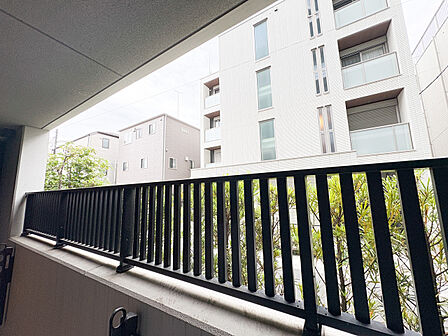 ワンシーンを切り取った写真のような眺望。窓からの景色が良いと家で過ごす時間も快適です。