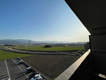 スッキリ爽快な景色が広がります。心地良い開放感が暮らしにゆとりと充足感をもたらします。