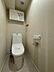 トイレ：ウォシュレット機能付きのトイレは、収納が付いて実用性も兼ね備えた造りです。