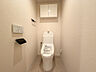 トイレ：上部に備え付けの収納棚があり、トイレットペーパーのストックや清掃用品をすっきりと隠して保管できます！清潔感のある空間で、温水洗浄便座も完備されているため毎日快適に使用していただけます！