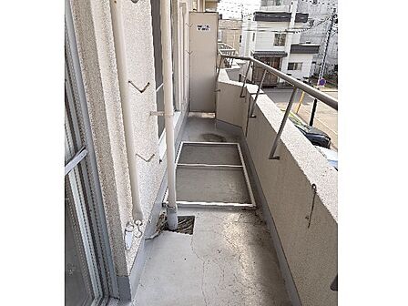 バルコニーからは開放的な眺望が広がり、毎日の洗濯物も気持ちよく干せそうです。明るい光が差し込む空間で、植物を育てたり、ほっと一息ついたりと、日々の暮らしに心地よいゆとりを与えてくれます!