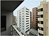 その他：バルコニーからの眺望。近隣の建物との間隔もしっかり取られて風通し良好です。