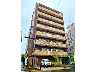 外観:シックなブラウン調のタイル貼りが目を惹く重厚感ある外観。アプローチの植栽が彩りを添えます。 外観:シックなブラウン調のタイル貼りが目を惹く重厚感ある外観。アプローチの植栽が彩りを添えます。