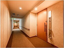 総戸数324戸。趣のある佇まいに合わせて室内をリノベーションしております。