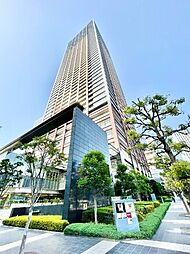 格調と静謐を強く息づかせたデザイン空間が、住む人や訪れる人を館内へとやさしくエスコートします。