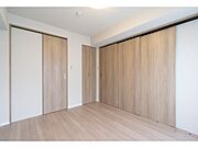 クローゼットのあるお部屋。スマートに片づけられることでゆったりと寛げます。