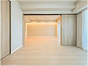 クローゼットのあるお部屋。スマートに片づけられることでゆったりと寛げます。