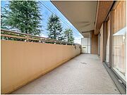 頬をなでる優しい風を感じることが出来るバルコニー。心地よい空気を感じながら一息つけます。