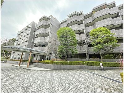 外観:統一した色調でデザインされたマンションは周囲と調和した景観を生み出しています。 外観:統一した色調でデザインされたマンションは周囲と調和した景観を生み出しています。