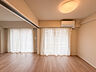 寝室：落ち着きのある柔らかな色調のお部屋。一日の疲れを癒す安らぎの空間です。