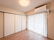 落ち着きのある柔らかな色調のお部屋。一日の疲れを癒す安らぎの空間です。
