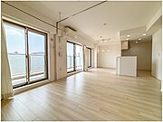広々とした開放感を感じるLDK。思い思いに憩いの場所を作り上げていけそうです。