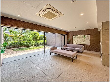 上質感漂う玄関へのアプローチ。居住者、訪れる方を優しく迎え、安らぎに満ちた生活空間を予感させます。