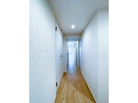 まっすぐに伸びた、白壁と木目フローリングのコントラストが綺麗な廊下です!各居室や水回りへの移動がスムーズに行える間取り設計となっています!クリーンな空間が、毎日の帰宅時にホッとする安心感を与えます!