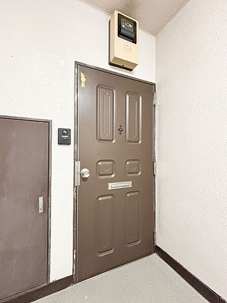 扉を開くと明るく暖かなお部屋がまっております。側面にはシューズボックスがついています。