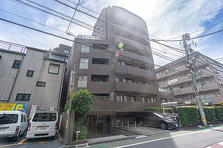 どこか余裕を感じさせるシャープなフォルムで佇む外観は、晴天の空と合わせる事で堂々たる趣を見せます。