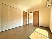 2階にはバルコニーに面した洋室が2部屋あります◎