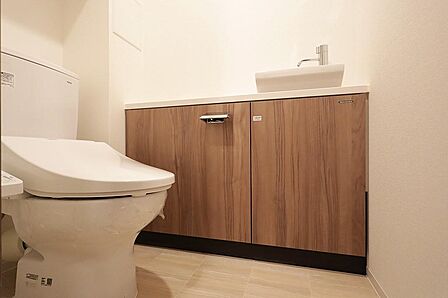 清潔感のあるトイレです。水まわりの状態も、ご内覧でご確認いただけます