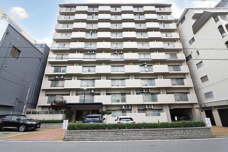 青空に映えるマンション外観です