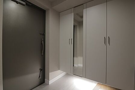 「ただいま」が心地よく響く玄関。毎日の出入りが快適になる空間です。