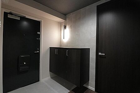 お客様をあたたかくお迎えする玄関まわり。すっきり片付く工夫もご相談ください。