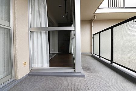 眺めを楽しみながらくつろげるバルコニー。ガーデニングにもぴったりの空間です。