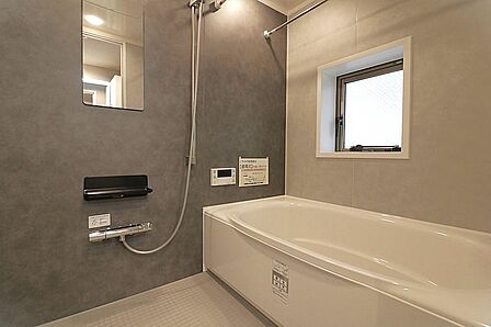 一日の疲れをゆっくり癒せるバスルーム。お子様との入浴時間も楽しめる広さです。