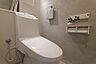 トイレ：温水洗浄便座付きのトイレ。バス・トイレ別なので、朝の慌ただしい時間も重なりにくい間取りです。2026年8月リフォーム済み。