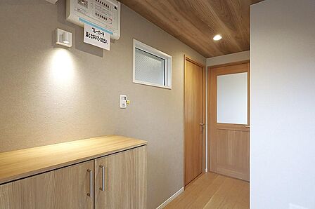 玄関から居室へ続く空間。季節の花や写真を飾る余白もあり、帰宅のたびに気分が上がります。