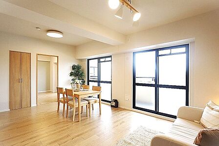 大きな窓から光が差し込むリビング。晴れた日は、それだけで一日が気持ちよく始まります。※家具はイメージです