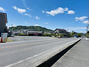 戸建て・店舗・事務所など用途多様な立地です。