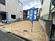 住宅街の落ち着いた環境に位置し、駅近の便利さと住みやすさを両立した立地です。