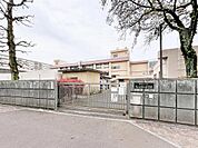 物件から徒歩3分。低学年のお子様も安心して通える近さが魅力。