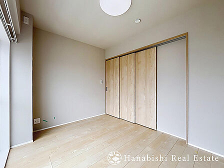 洋室にはお部屋を広く使えるスタイリッシュな引き戸を採用。