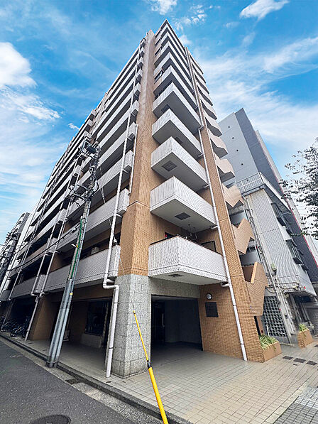 存在感ある外観が目を引くマンション。駅徒歩圏の利便性に加え、周辺環境も整った暮らしやすいロケーションです。