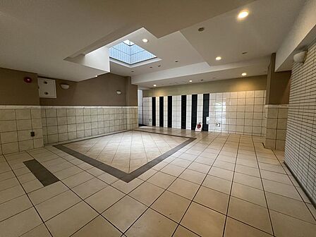天井部に設けられたトップライト(天窓)から、心地よい自然光が差し込む贅沢な共用スペース。
