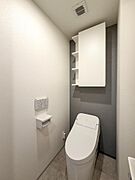 【細部までこだわった意匠】アクセントクロスが映えるスマートなトイレ空間。