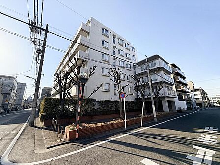開放感あふれる角地に立地。視認性の高い堂々たる佇まい。