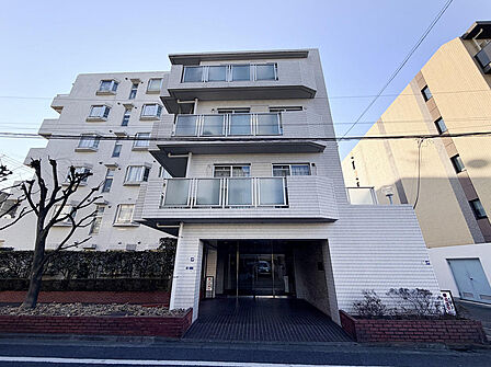 モダンな表情を見せる、安心感のある鉄筋コンクリート造マンション。