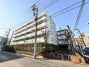 角地×タイル張りの開放感ある外観。明るく風通しの良い住環境が魅力です。