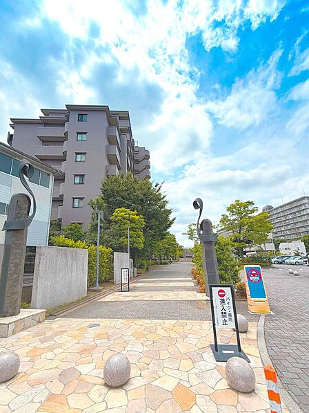 ゆとりある敷地を活かした、緑豊かで開放的なアプローチ。石畳風の綺麗な舗装が施され、ベビーカーや車椅子でもスムーズに通れるフラットな設計です。