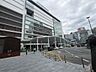 周辺：多数の路線が乗り入れるターミナル「横浜」駅。画像に見えるNEWoManや高島屋には、高品質なスーパーやデパ地下惣菜、生活雑貨店が充実しており、日々の買い物に困ることはありません。