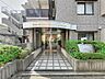 エントランス：手入れされた植栽が彩るアプローチ。屋根付きで雨の日の移動もスムーズです。