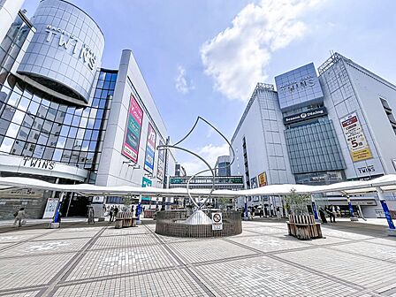 大型商業施設が揃う駅前エリア。休日のお出かけやショッピングも身近に楽しめます。