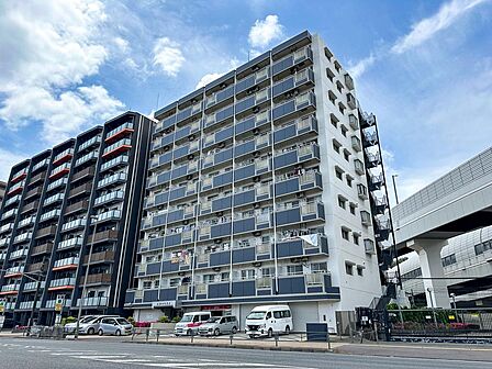 青空に映える堂々とした佇まい。前面道路は開けており、陽当り・通風ともに期待できる魅力的なロケーションです。