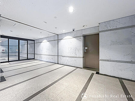 広々としたエレベーターホールは、高級感のある石目の床とモダンなグレーの内装。住まう人の品格を物語ります。
