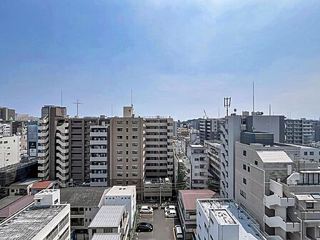 前面に大きな遮蔽物がなく、心地よい風と陽光が差し込む爽やかなロケーション。