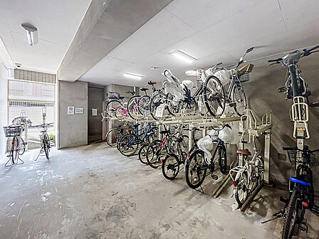 雨や風から大切な自転車を守る屋内の駐輪スペースを完備。