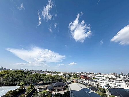 前面に高い建物がなく、見渡す限りの青空と豊かな緑が広がる開放的な眺望です。爽やかな風と陽光を日常的に感じられ、四季折々の風景を楽しみながらリラックスした時間を過ごせます。
