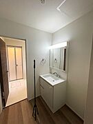 深い人造大理石ボウルを採用♪シャワー切替・伸縮するホース等高い利便性♪曇り止めヒーターまで内蔵♪３６０度パノラマ写真もご覧くださいませ。